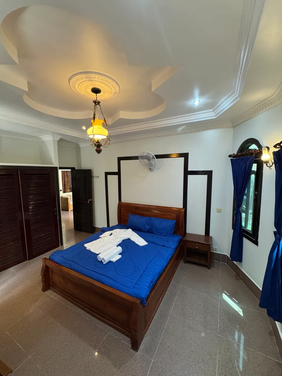 Double room with a pendant lamp and bathrobes on the bed
